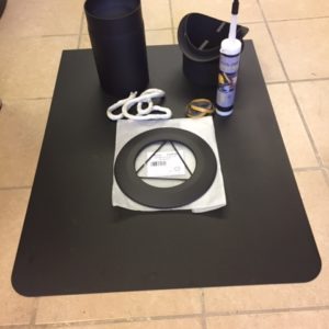 Peisrørsett Ø150 for montering ovn bakmontert til Leca pipe og svart emaljelakkert  stålplate  D 90cm  B 70cm